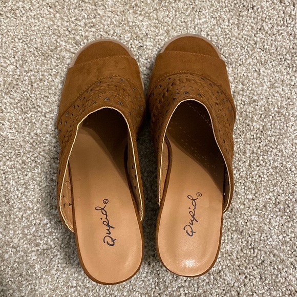 QUPID brown slip on peep toe heel sandals - Picture 3 of 6